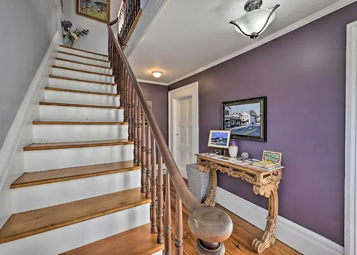 Bright Apartment - Half Mi To Greenport Harbor!